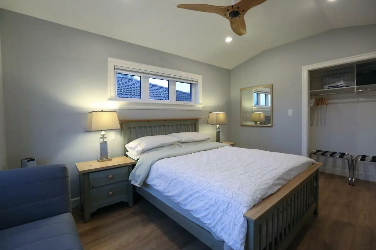Vancouver Traveller B&B 0*,  Канада